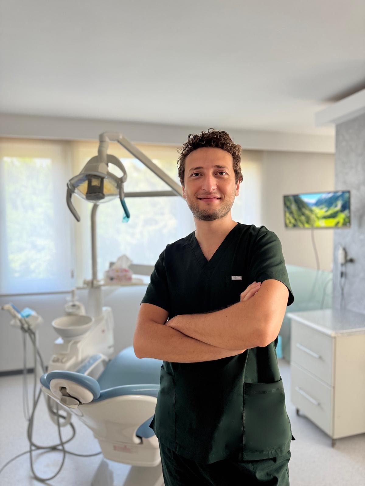 Uzm. Dt. Serhat Damar, kliniğinde